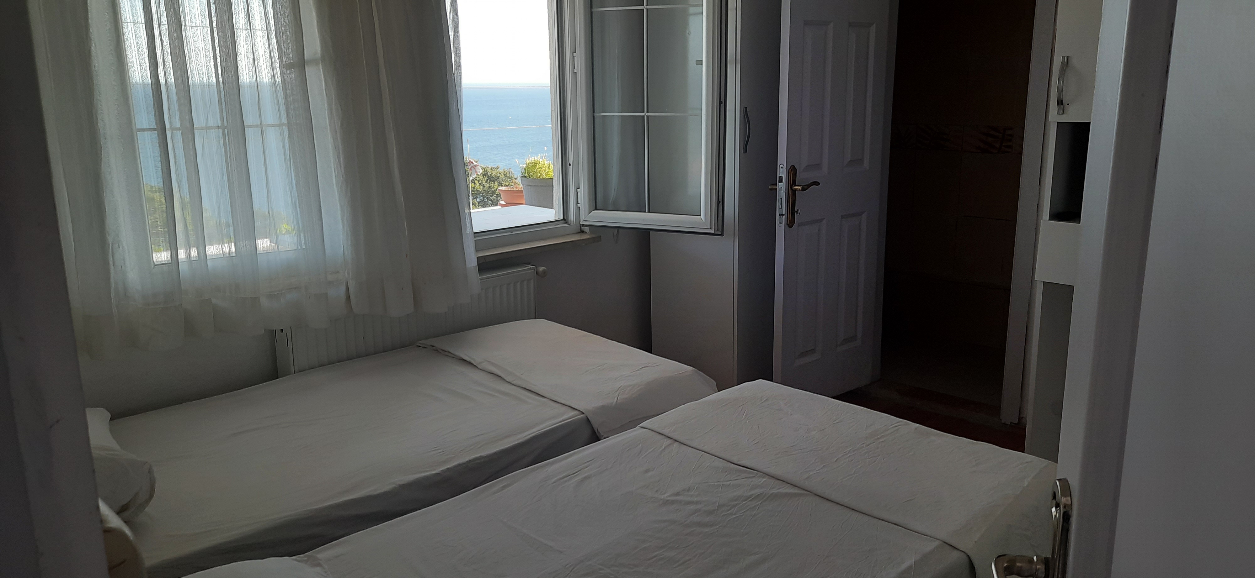 Deniz Manzaralı Kaliteli Standart Oda